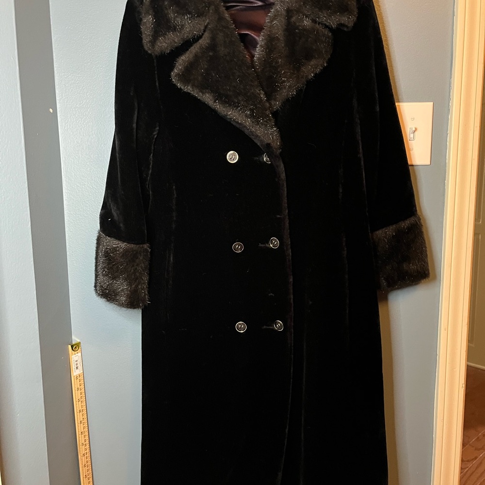 Luxurious Black Faux Fur Women's Kong Coat 20x42”